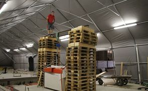 Exakte Positionierung des neuen Altars auf der Altarinsel